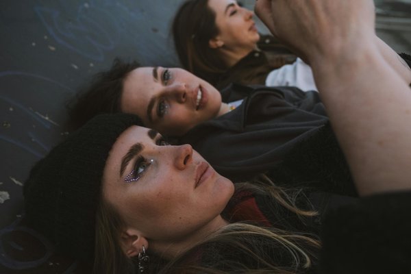 Découvrez les Meilleurs Sites pour Dénicher des Vêtements Vintage en Ligne